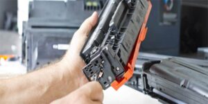 Nhân viên kỹ thuật sửa máy in tại Công ty Máy văn phòng Hà Nội
