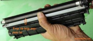Hình ảnh minh họa việc vệ sinh trục từ hộp mực máy in bị đen nền