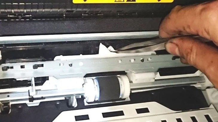 Trục kéo giấy bị mòn là nguyên nhân phổ biến gây kẹt giấy liên tục