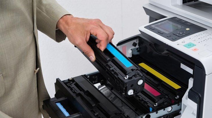 Lắp lại hộp mực và đóng nắp máy in sau khi xử lý kẹt giấy