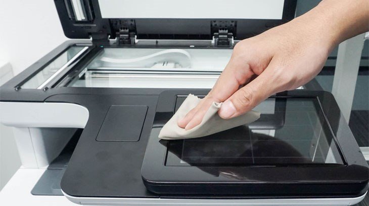 Vệ sinh và bảo trì định kỳ giúp ngăn ngừa máy in bị kẹt giấy hiệu quả