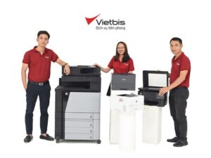 Nhân viên tư vấn dịch vụ thuê máy in màu A4 cho khách hàng