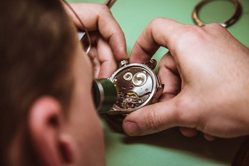 Nghệ nhân đồng hồ tỉ mỉ chế tác chi tiết của máy in-house