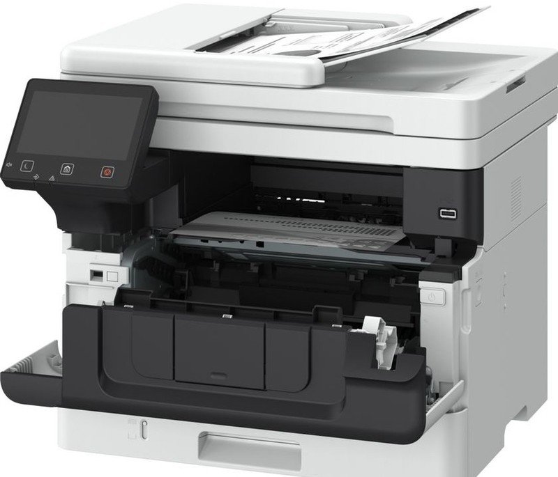 Nhân viên văn phòng sử dụng máy in Canon, thể hiện tầm quan trọng của việc theo dõi lịch sử in