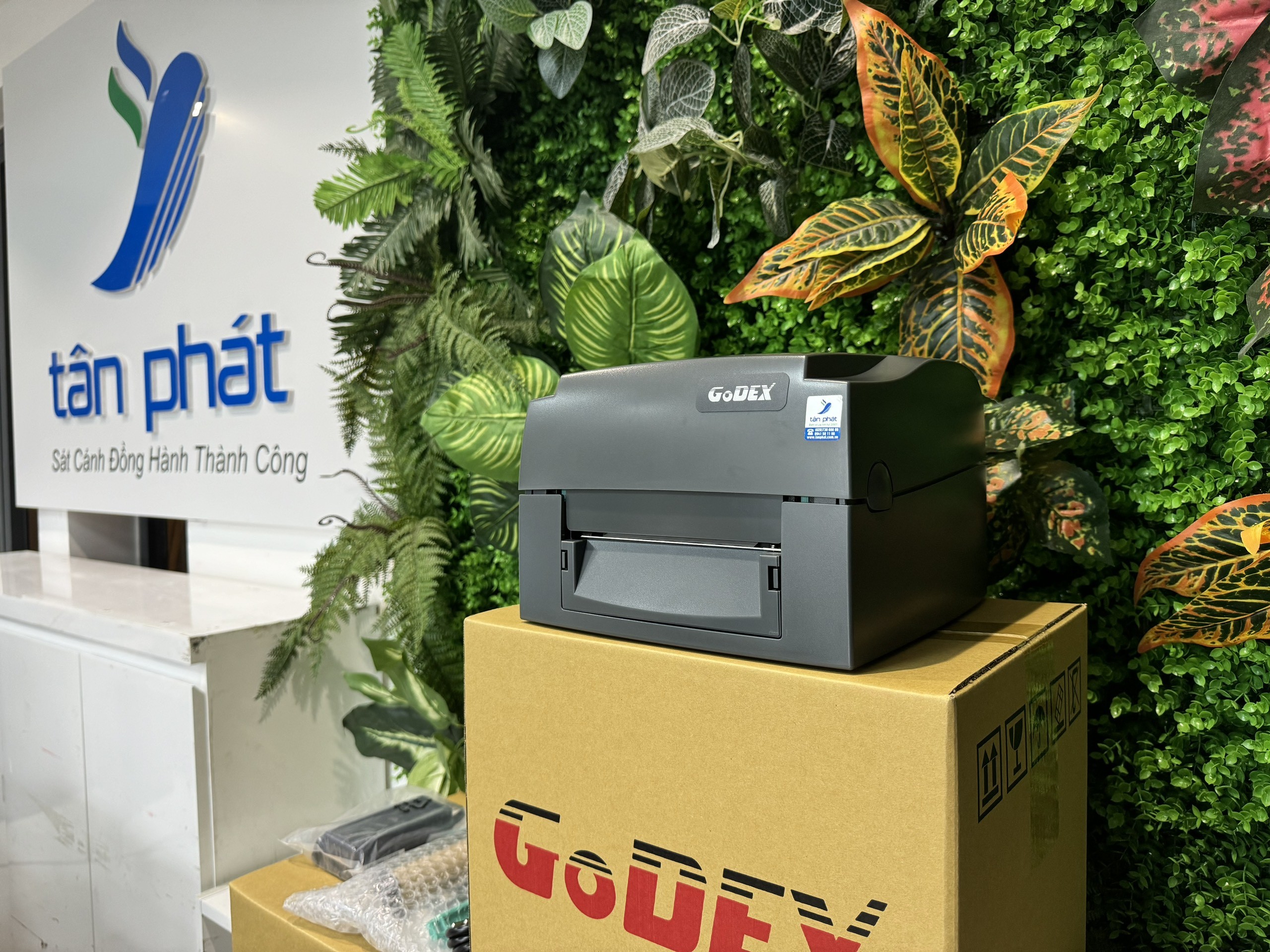 Máy in mã vạch Godex G500U nhìn từ góc nghiêng