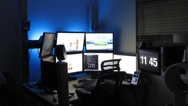 Dàn máy tính 9 màn hình mạnh mẽ của Steve Price với cấu hình cao