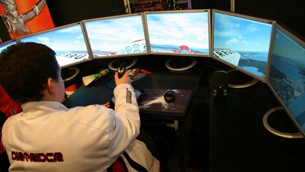 Máy tập bay cá nhân của Wlodi với sáu màn hình và bốn CPU