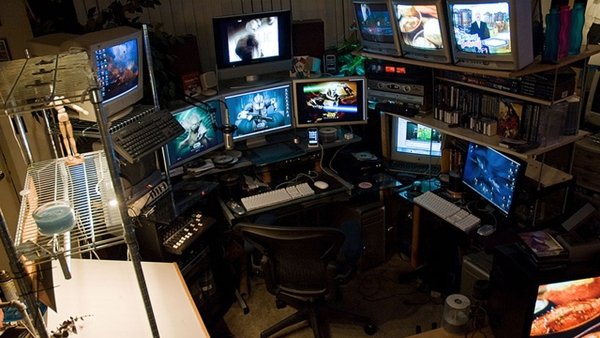 Góc làm việc độc đáo của Steven Larson với nhiều màn hình và thiết bị