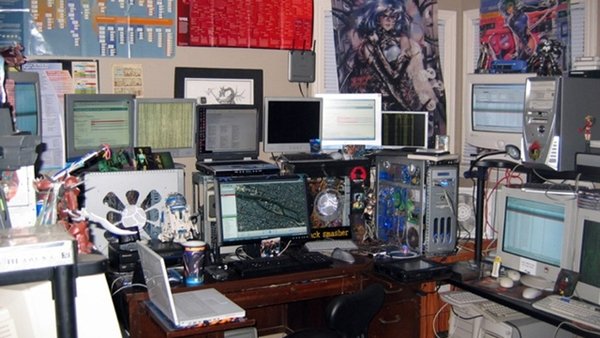 Dàn máy tính cổ điển của Jayson với màn hình LCD và CRT