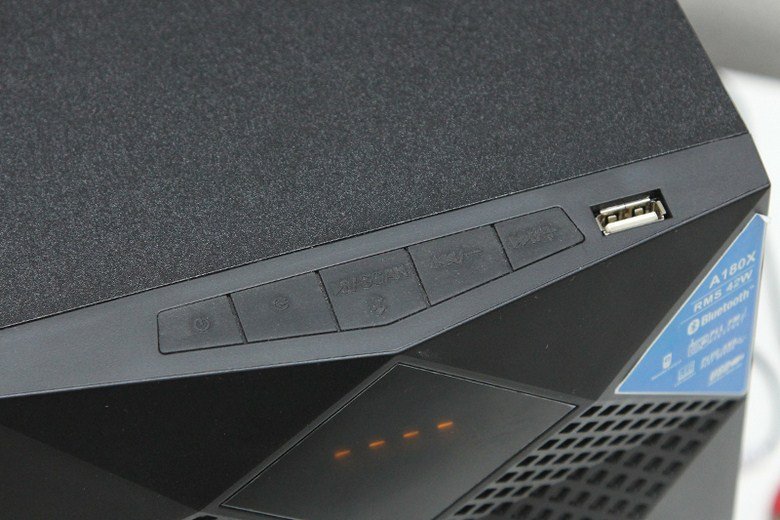 Loa siêu trầm với các nút điều khiển tiện lợi