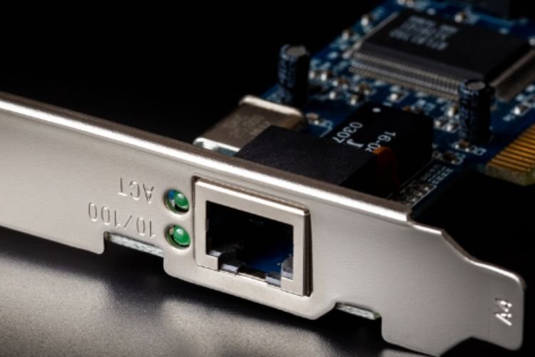 Card mạng là thiết bị phần cứng giúp kết nối máy tính, với Internet hoặc mạng LAN