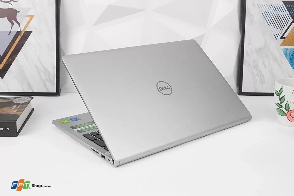 Laptop Dell XPS với màn hình tràn viền hiện đại