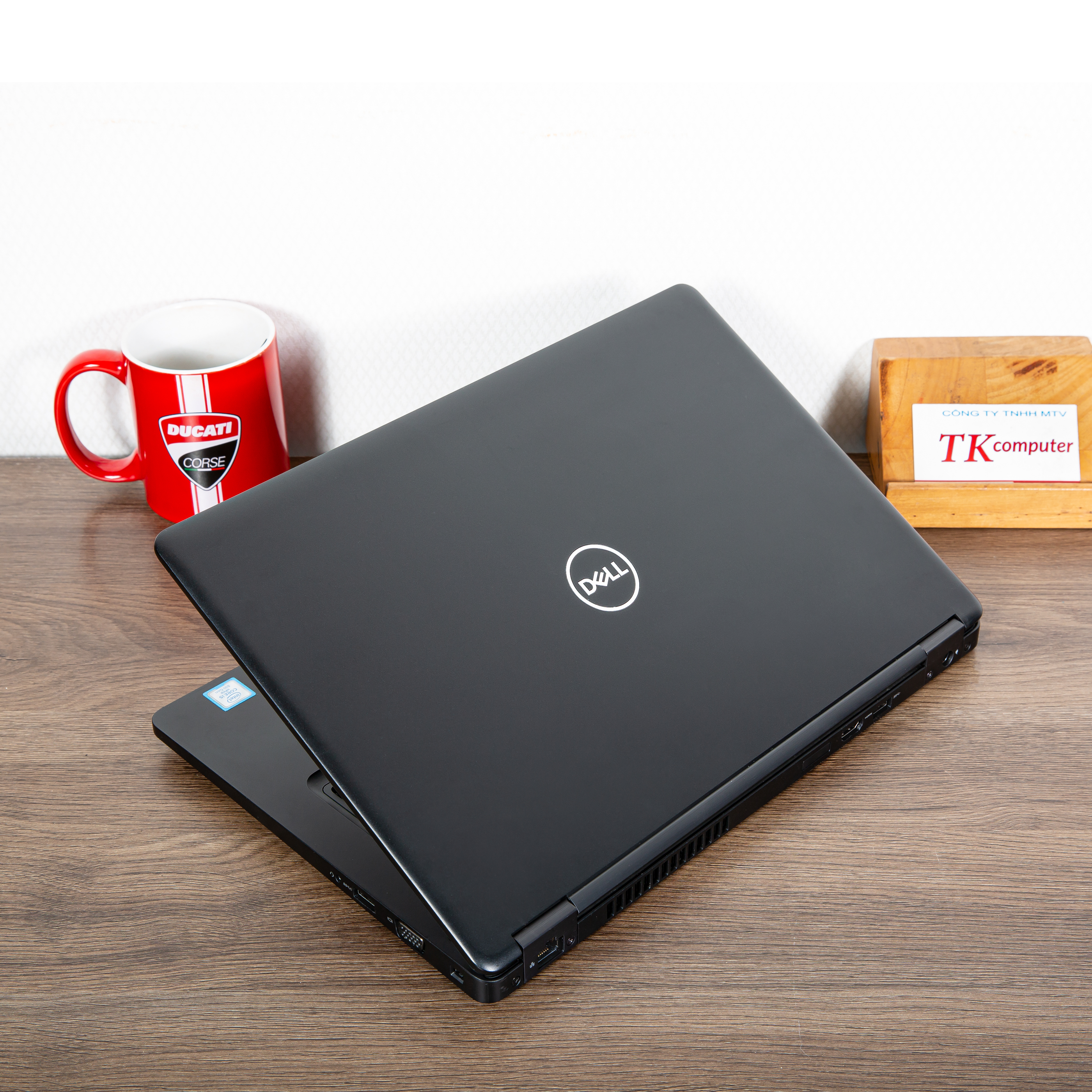 Laptop Dell Latitude 5490 với thiết kế tối giản, chuyên nghiệp