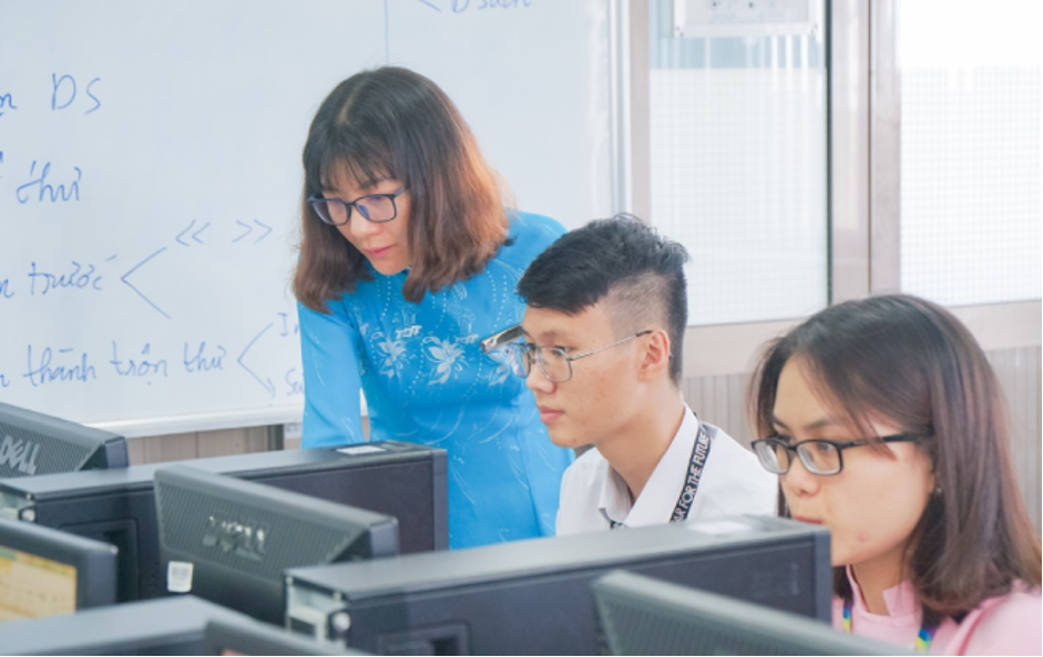 Giảng viên ngành khoa học máy tính Đại học Mở hướng dẫn sinh viên học tập