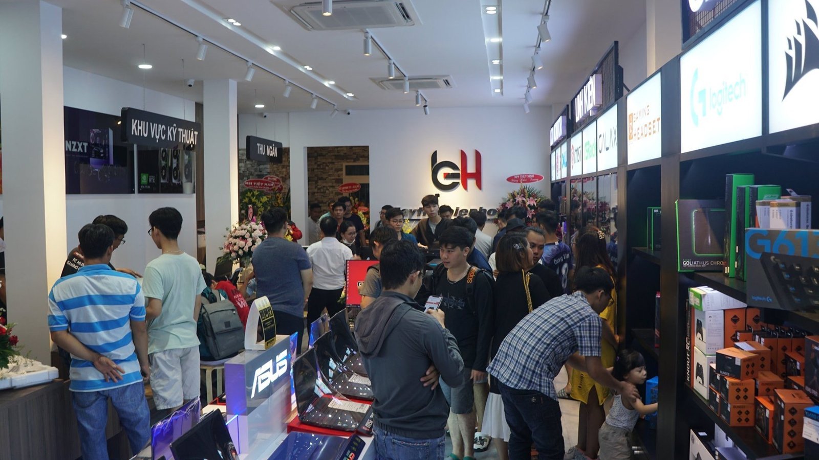 Nội thất showroom Máy Tính Biên Hòa Phạm Văn Thuận với dãy bàn trải nghiệm sản phẩm