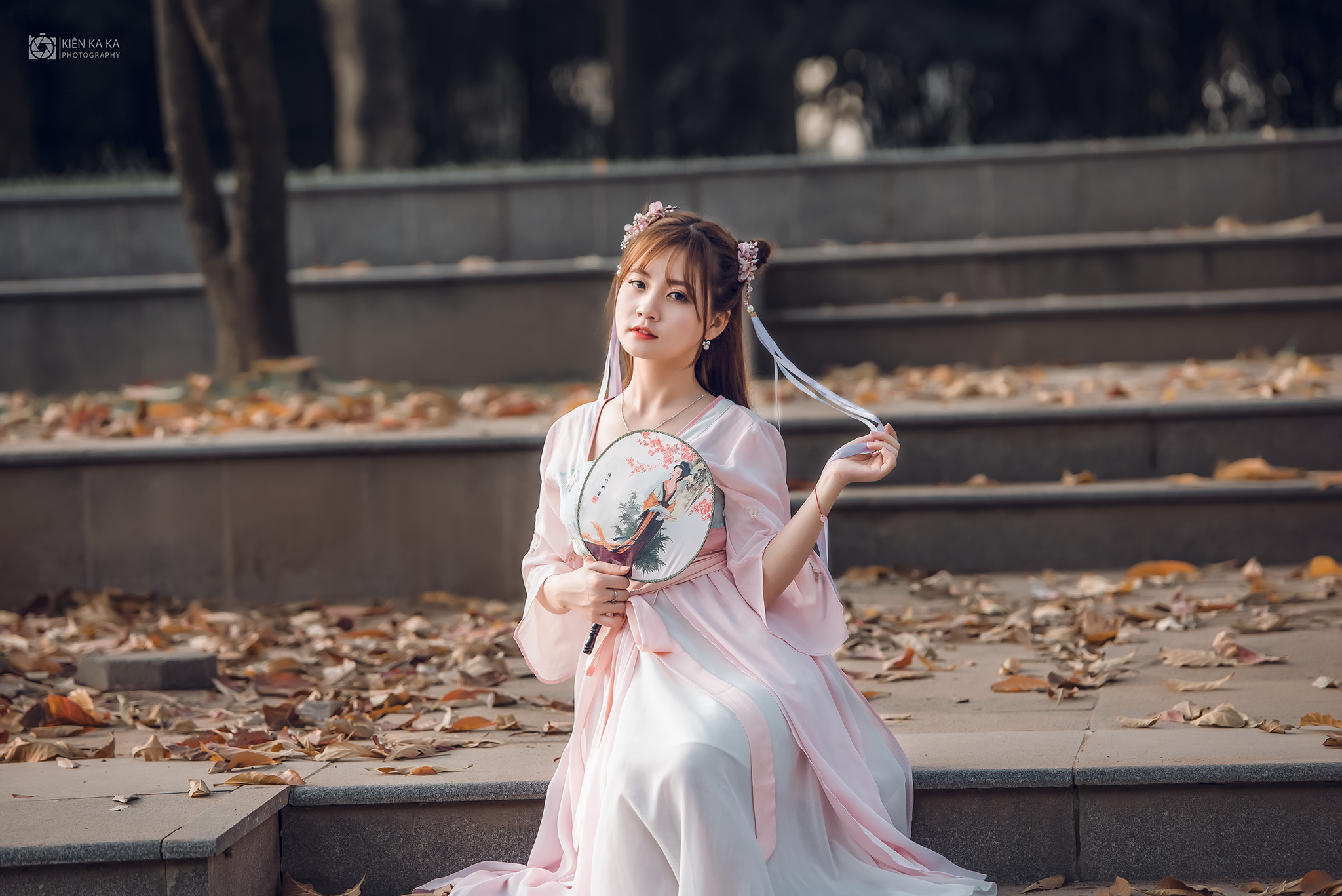 Hình nền máy tính 4K cổ trang Trung Quốc với trang phục truyền thống và chi tiết tinh xảo