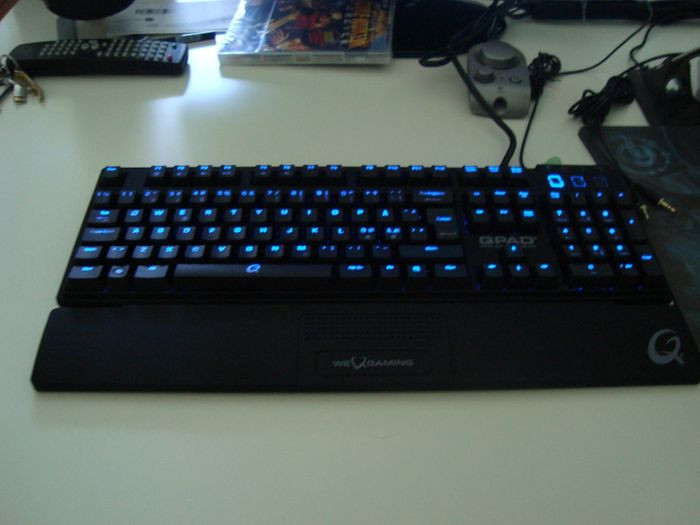 Ảnh bàn phím cơ full size màu đen với đèn nền RGB