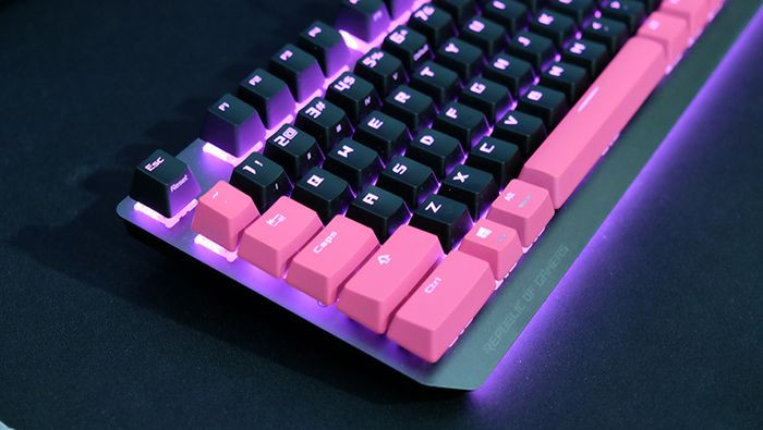 Ảnh bàn phím dễ thương màu trắng hồng với sticker trang trí