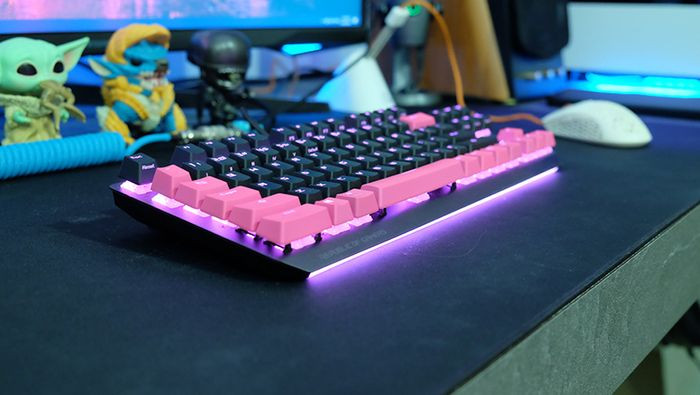Ảnh bàn phím màu hồng quyến rũ với keycap trắng