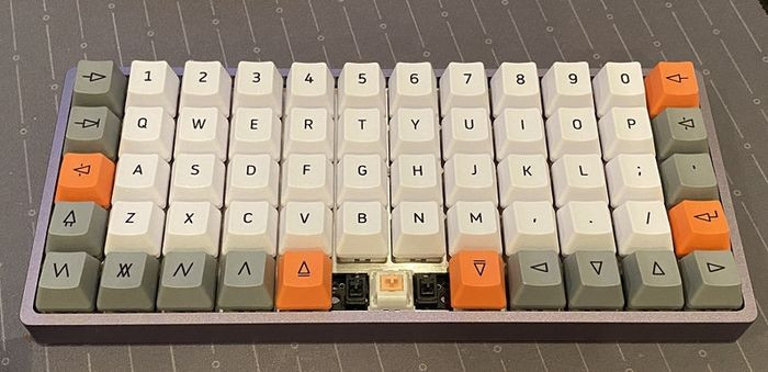 Ảnh bàn phím máy tính độc đáo với keycap trong suốt và đèn nền nổi bật
