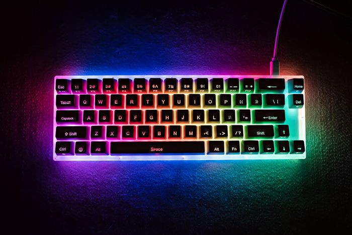Ảnh bàn phím máy tính với đèn led rực rỡ trên bàn làm việc