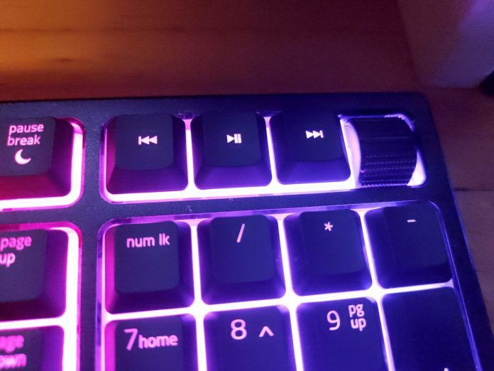 Ảnh bàn phím với đèn LED đẹp mắt, rực rỡ nhiều màu