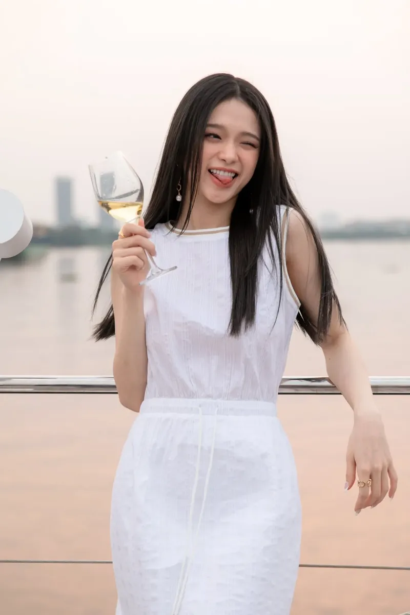 Gái xinh đầy phong cách trong bức ảnh nền máy tính 4K chất lượng