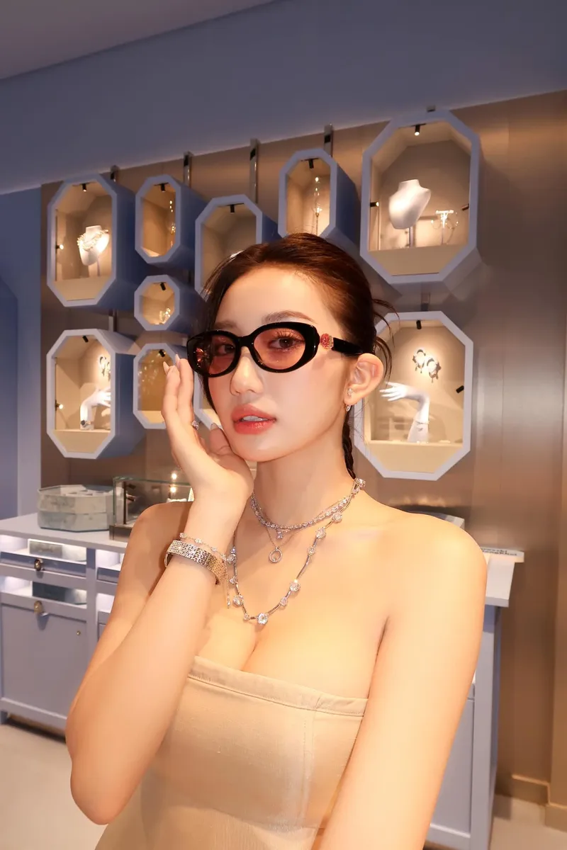 Gái xinh nổi bật trong ảnh nền 4K với áo dài truyền thống Việt Nam