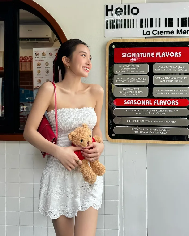 Ảnh nền máy tính gái xinh 4K đứng bên bờ suối trong trẻo