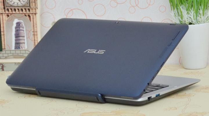 ASUS Transformer Book T200TA khi gắn bàn phím, thể hiện sự chắc chắn và di động