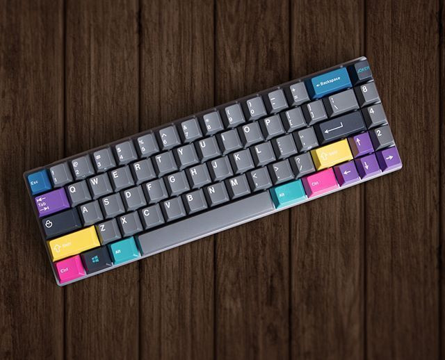 Bàn phím đa sắc màu với bố cục gaming