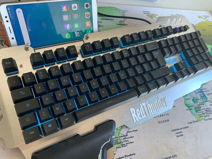 Bàn phím giả cơ đẹp mắt với keycap màu cam nổi bật