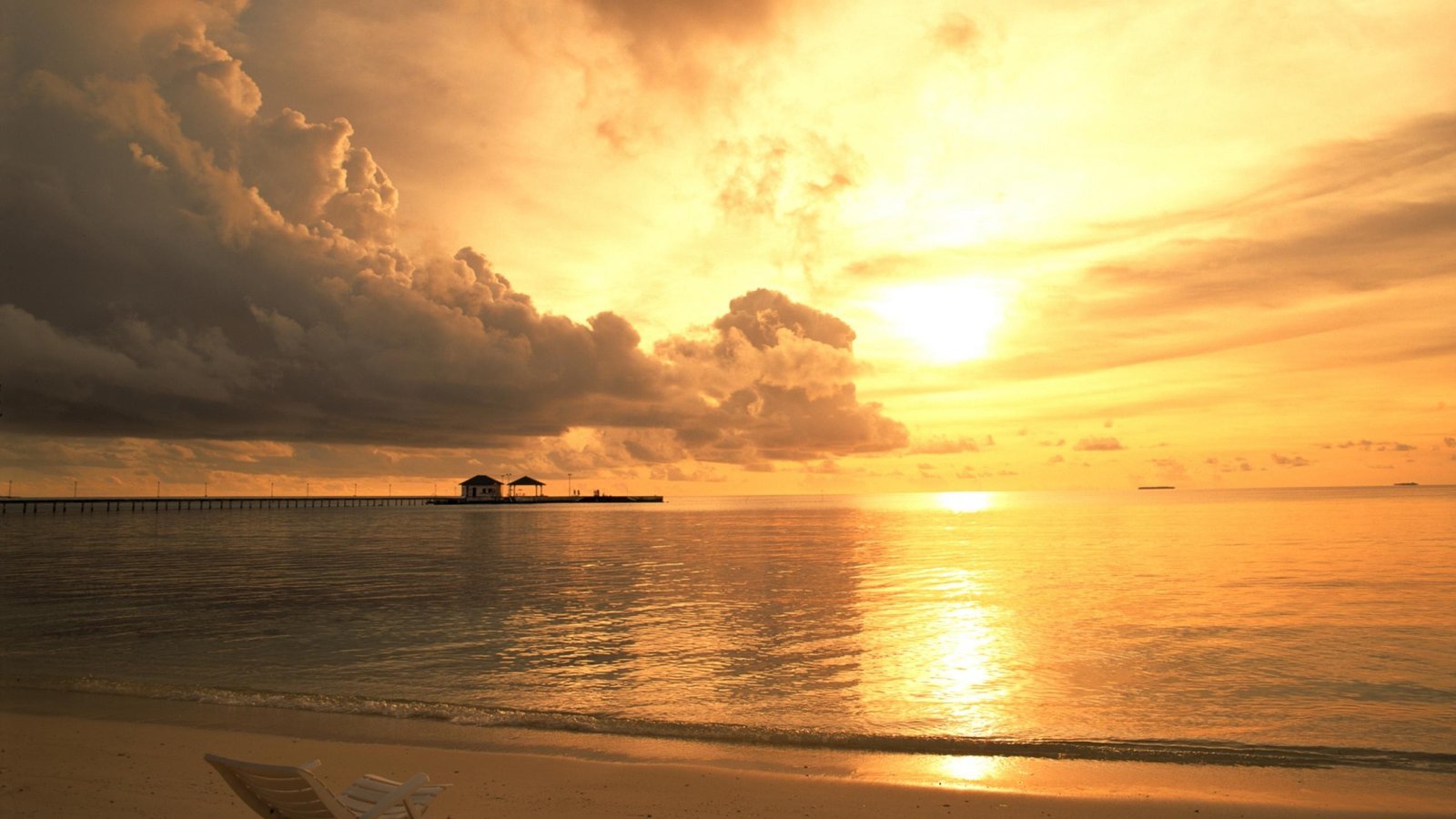 Hình nền bình minh tuyệt đẹp trên bãi biển lãng mạn