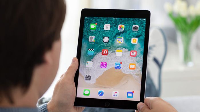 Người dùng đang xem ảnh trên iPad