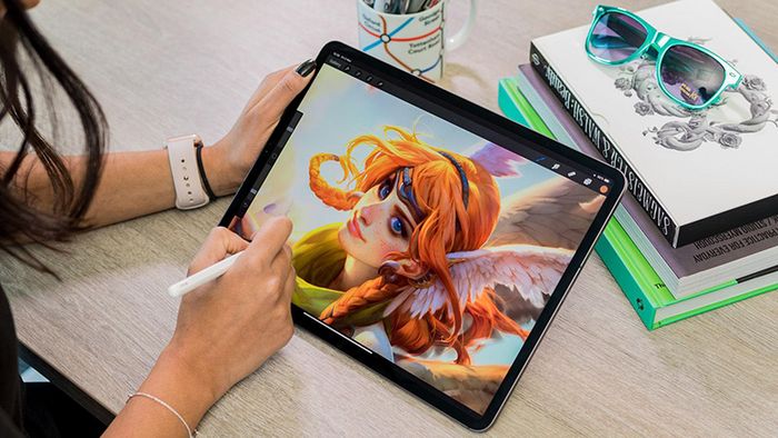 Người dùng sử dụng Apple Pencil trên iPad
