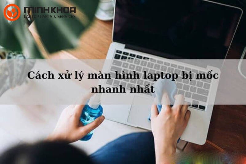 Kỹ thuật viên đang kiểm tra và làm sạch màn hình laptop bị mốc