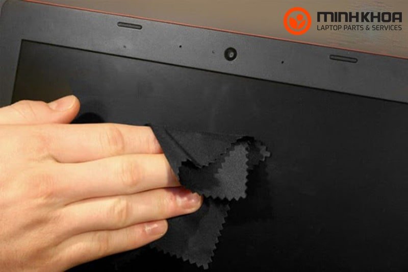 Màn hình laptop bị mờ do bụi bẩn, ảnh hưởng tầm nhìn, liên quan đến vấn đề màn hình bị mốc