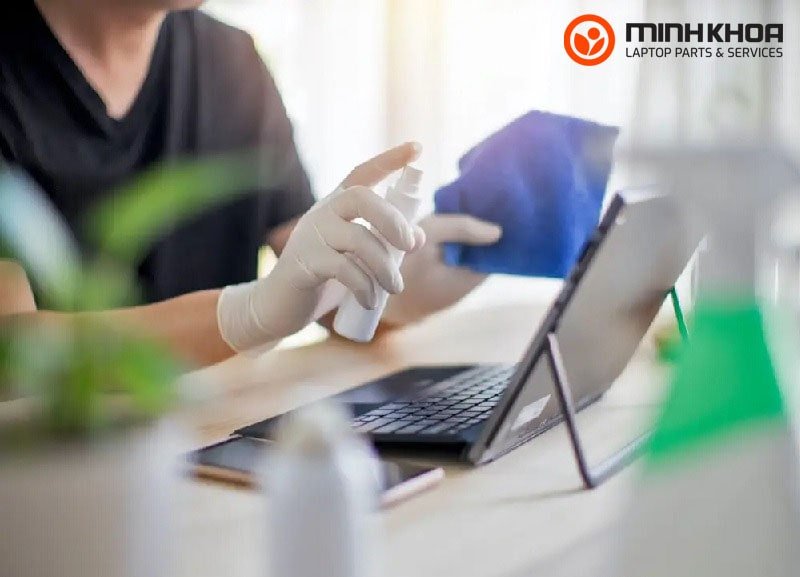 Tháo màn hình laptop cẩn thận để vệ sinh các vết mốc bám sâu