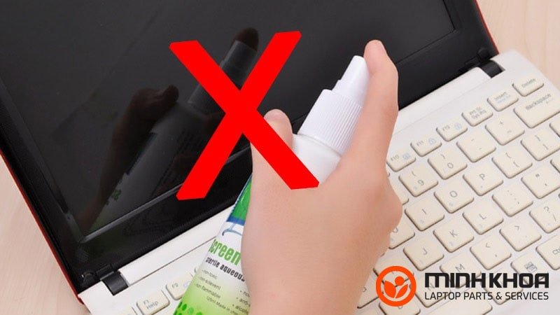 Chuyên gia đang tháo lắp màn hình laptop để làm sạch các vết mốc bên trong