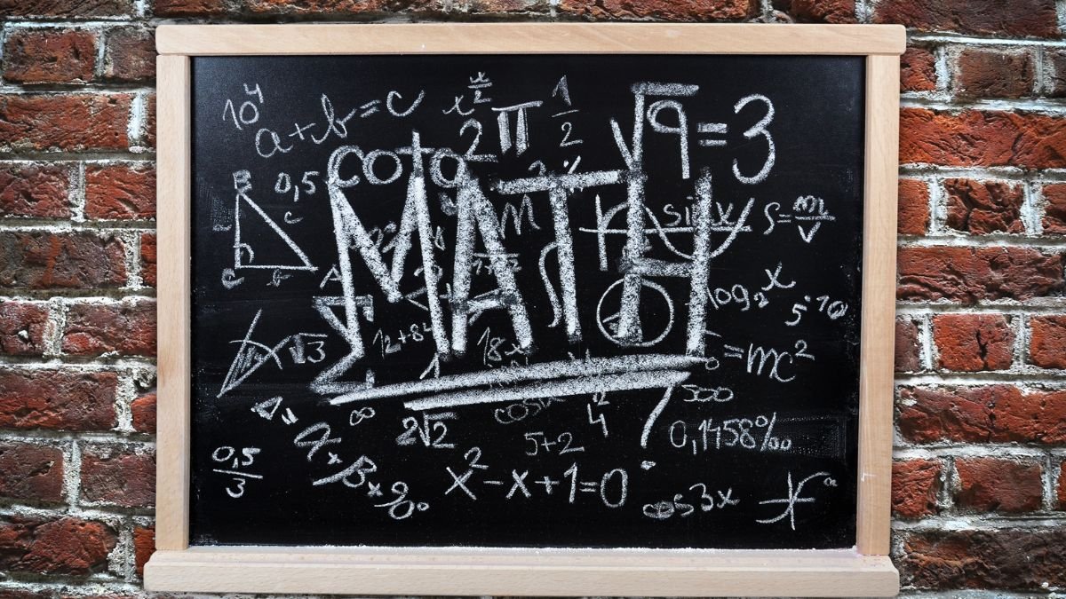 Minh họa số dư trong phép chia trên bảng trắng