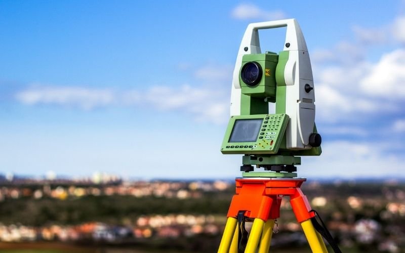 Màn hình hiển thị và các nút điều khiển của máy đo góc, hỗ trợ nhập liệu chính xác để tính toán bằng máy tính