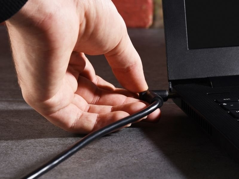 máy tính sập nguồn đột ngột do lỗi sạc