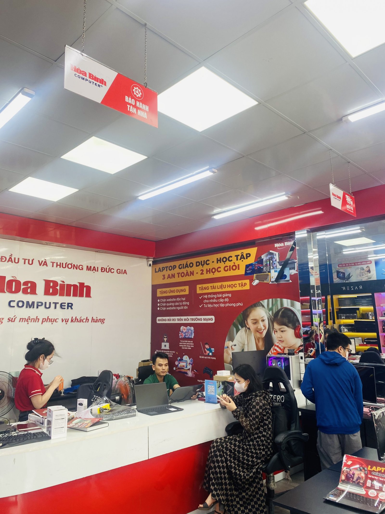 Khách hàng mua màn hình tại Hòa Bình Computer