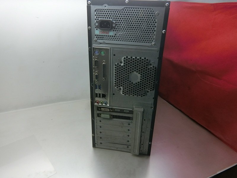 Linh kiện bên trong thùng máy tính cũ giá rẻ đã được vệ sinh