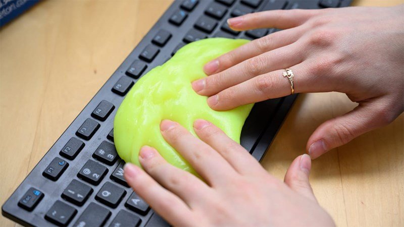 Dùng gel làm sạch để vệ sinh bàn phím máy tính