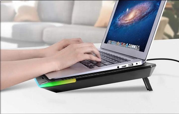 Giữ laptop luôn mát mẻ khi sạc