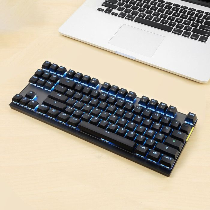 Hình ảnh bàn phím dành cho game thủ với đèn LED và kê tay