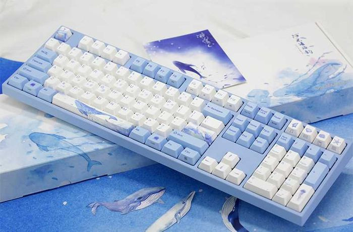Hình ảnh bàn phím máy tính hiện đại với thiết kế tối giản
