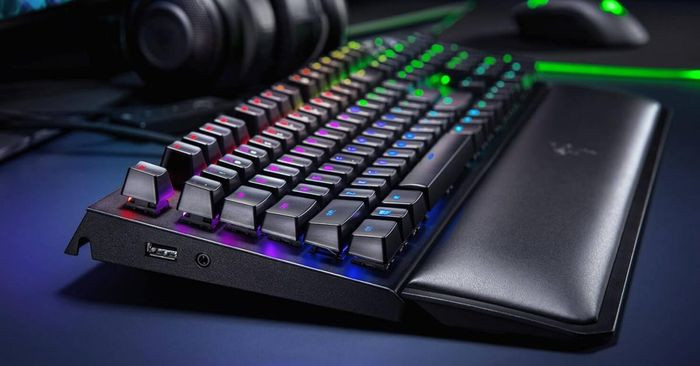 Hình ảnh bàn phím thương hiệu Razer màu đen với đèn LED xanh lá