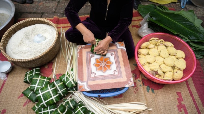 Chọn hình nền máy tính Tết 2024: Bánh chưng bên cành đào thắm